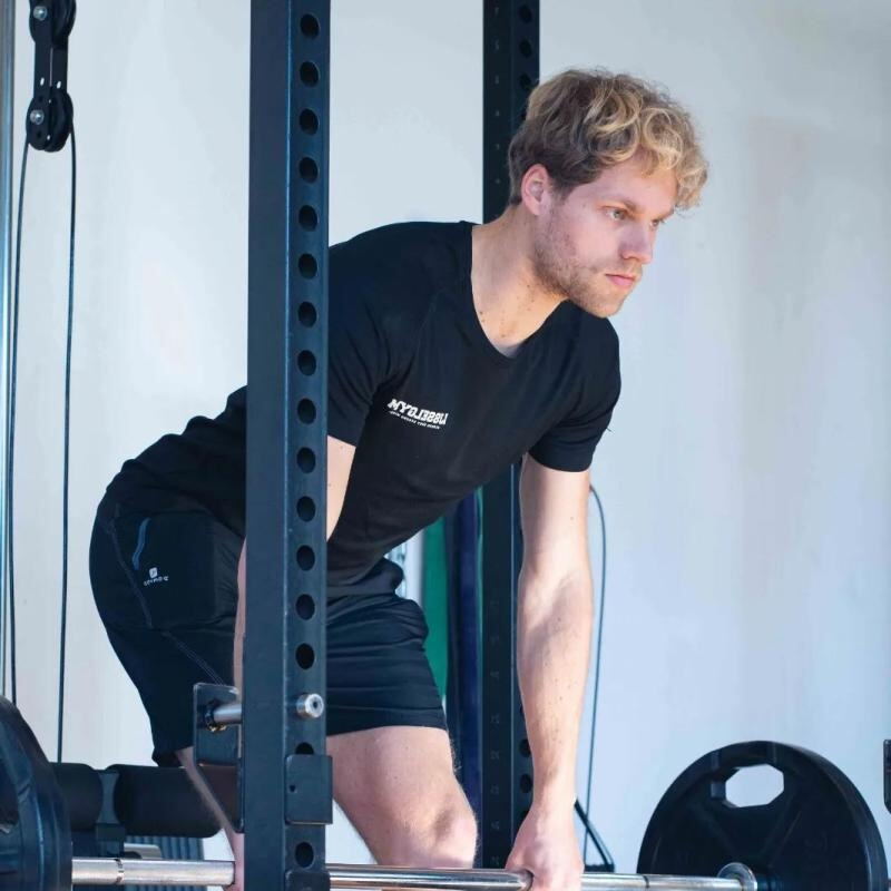 Othmar Versteeg voert een deadlift uit in het squat rack