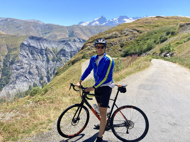 Othmar Versteeg met racefiets op een bergweg in de Franse Alpen